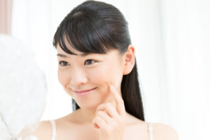 保湿の違いを実感する女性