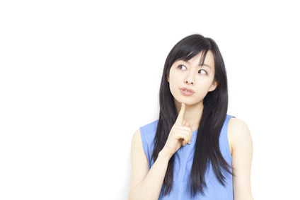 顎に人差し指を当て考え込む女性