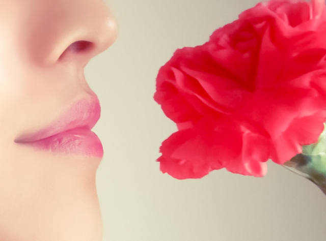 花の匂いを香る女性