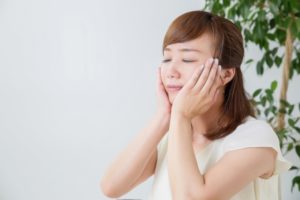 保湿してハンドプレスしている女性