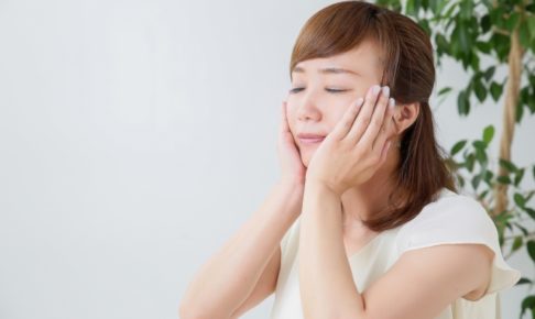 保湿してハンドプレスしている女性