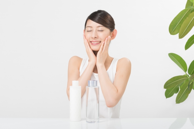 頬に両手をあててうるおいを実感している女性