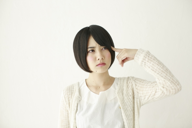 悩む女性