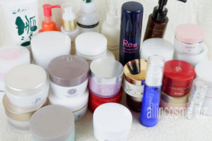 今まで購入した沢山のオールインワン化粧品を並べて撮った写真