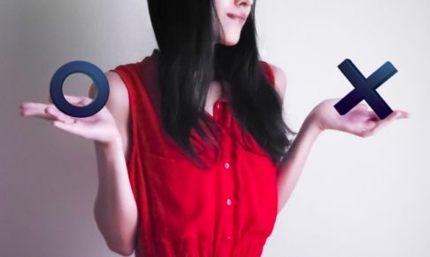 比べる女性